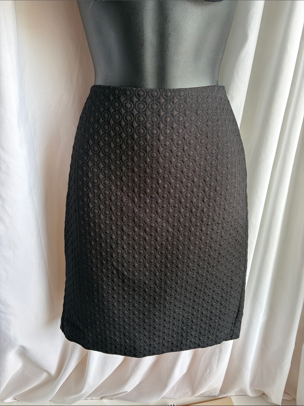 Banana Republic Black Textured Circle Jacquard Pencil Skirt